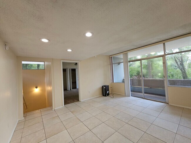 Building Photo - 6 Bedroom/3 Bath home in Black Acres