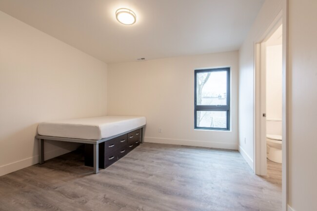 Building Photo - 911 S Main-911-301