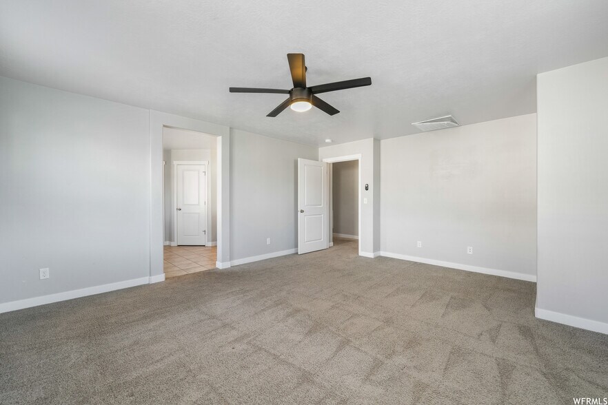 primary bedroom - 929 W Stonehaven Dr