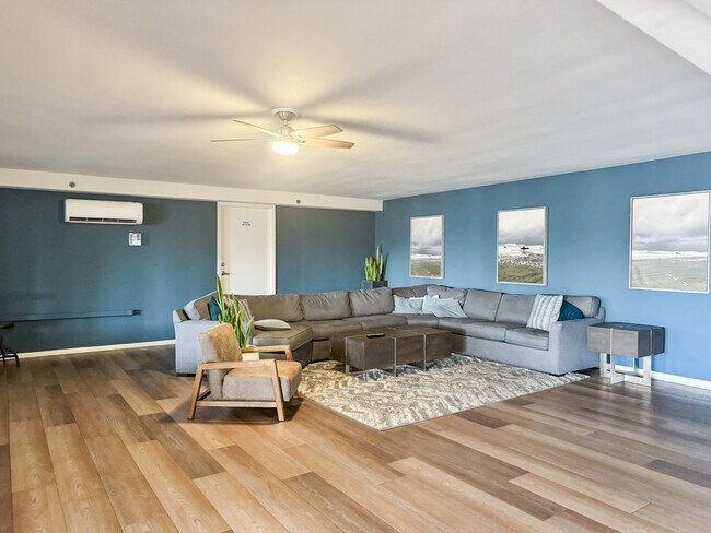 Building Photo - Beautiful Furnished 1 Bedroom, 1.5 Bath Condo with Harbor Views - Flexible Lease!