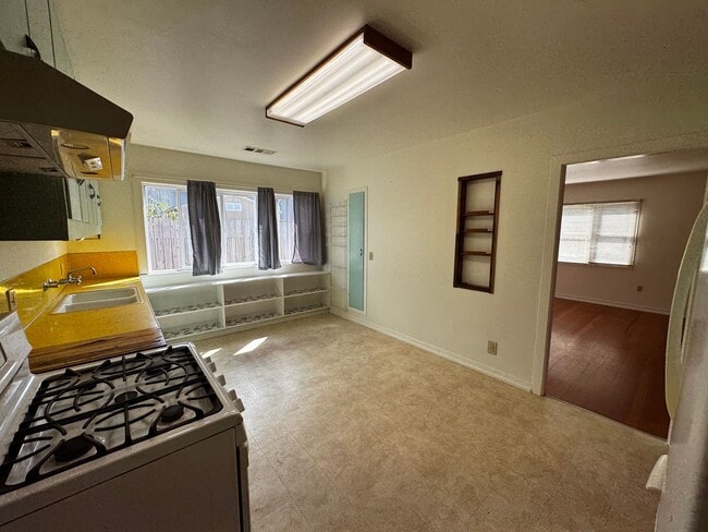 Building Photo - Cozy 2 Bedroom 1 Bath Home Located in the ...