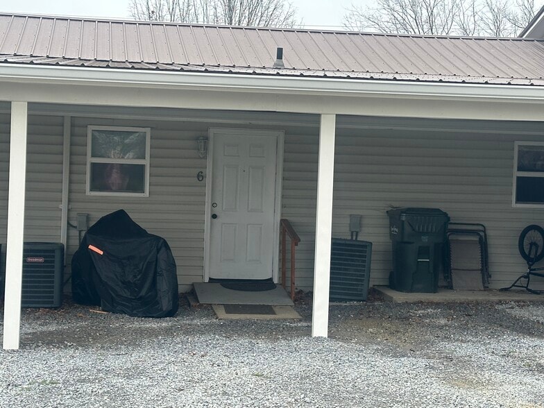 Back Apartments - 160 Kathy Ave