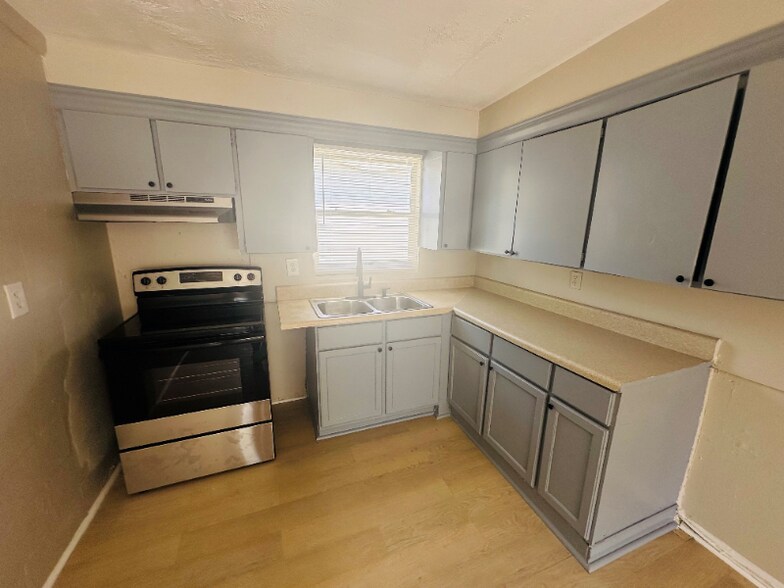 Building Photo - 1659 Union St W