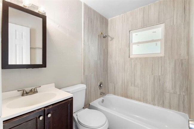 Building Photo - 901 Colyer St