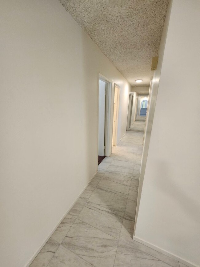 Building Photo - Newly Renovated! Spacious 4-Bed, 2-Bath Ho...
