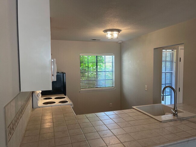 Building Photo - 2br/2ba condo with attached garage