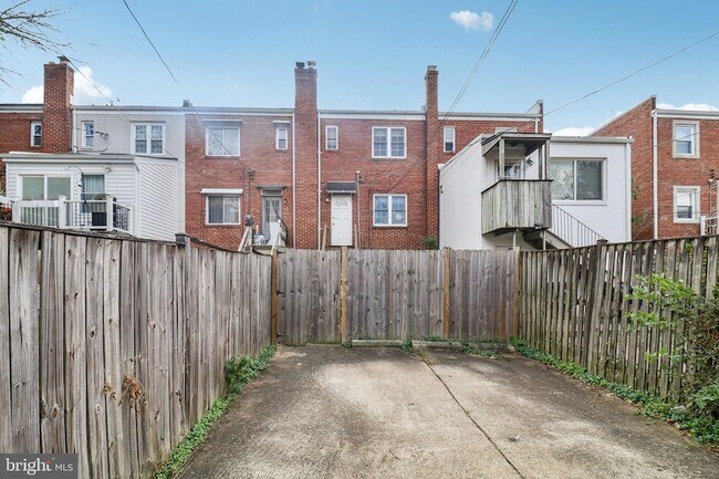 Building Photo - 250 Lynhaven Dr