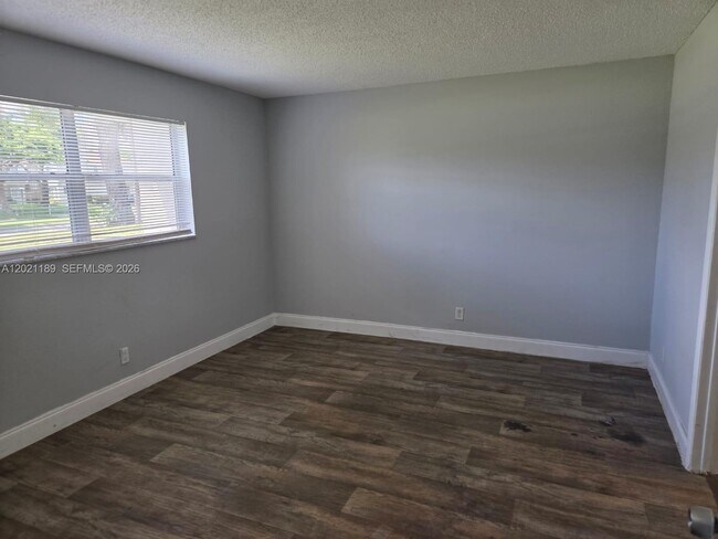 Building Photo - 8060 N Colony Cir