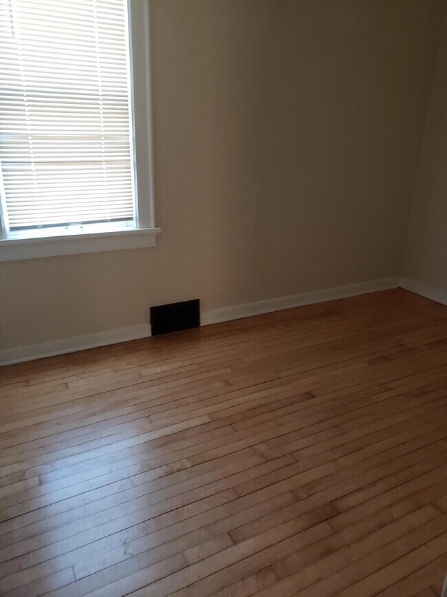 Building Photo - 2902 E Van Norman Ave