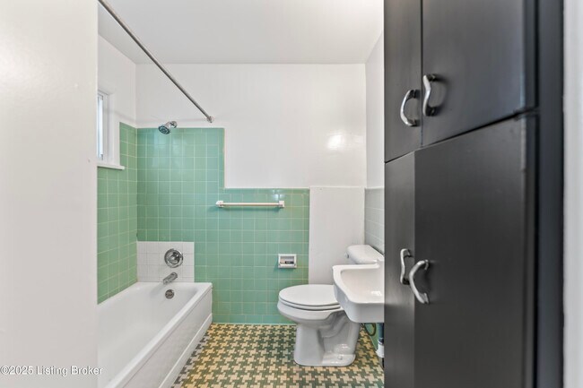 Building Photo - 2220 Heather Ln