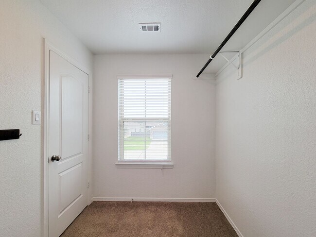 Building Photo - Beautifully updated 5-bedroom, 3.5-bath home located on a quiet cul-de-sac in a desirable Houston...
