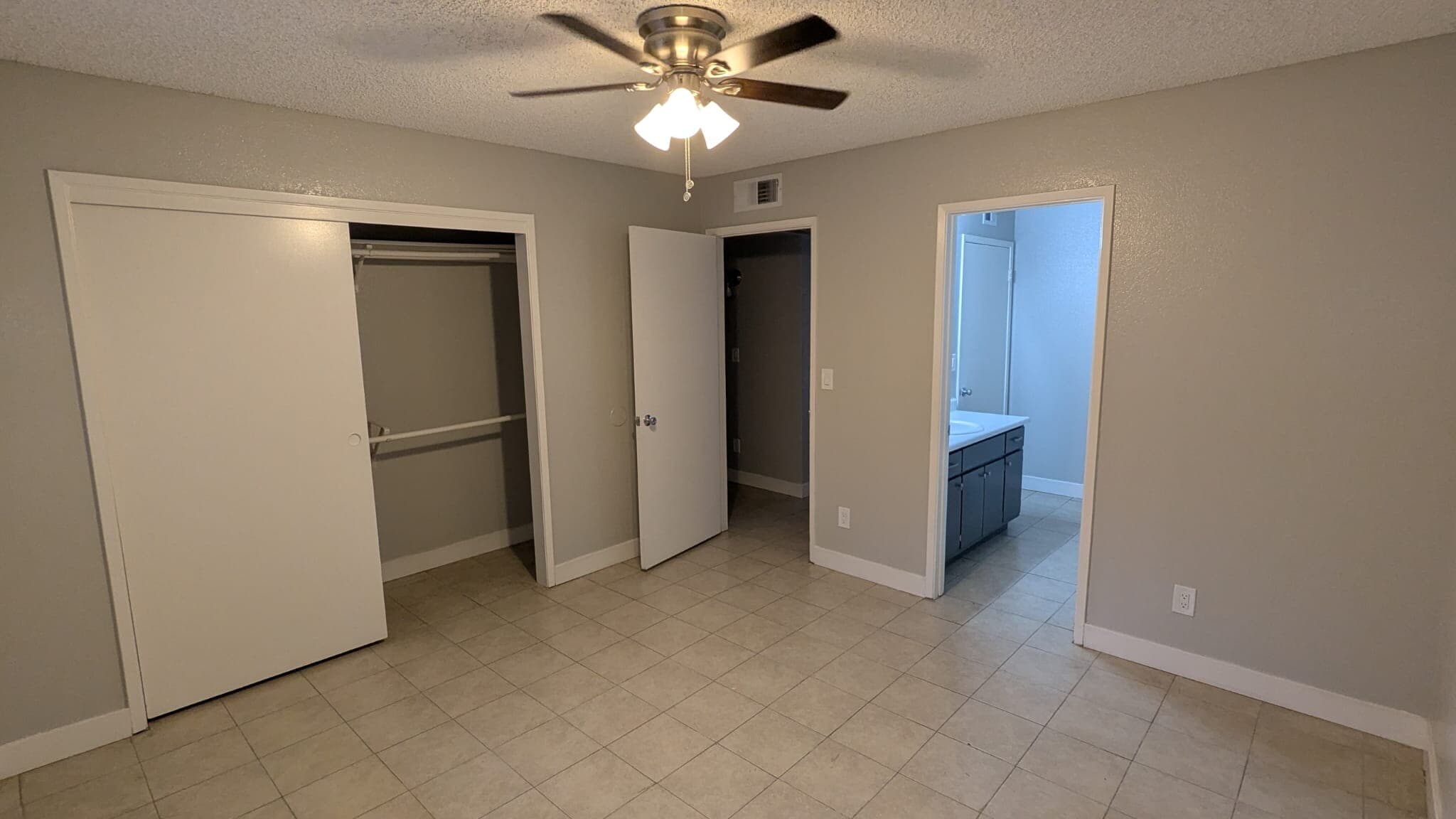 Building Photo - 815 N Peach Ave