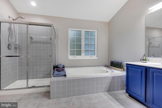 Building Photo - 16131 Parklawn Pl