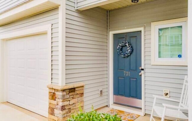 Building Photo - 731 Elmbrook Dr