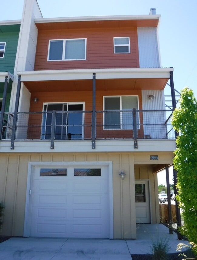 Building Photo - Chic artist-style lofts home with 3 bed 2.5 bath near Boise Greenbelt.