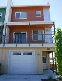 Building Photo - Chic artist-style lofts home with 3 bed 2.5 bath near Boise Greenbelt.