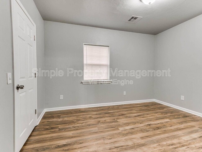 Building Photo - 137 S Draper Ave