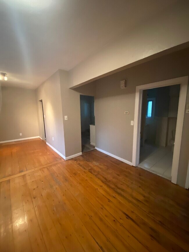 Building Photo - 455 Frankfort St