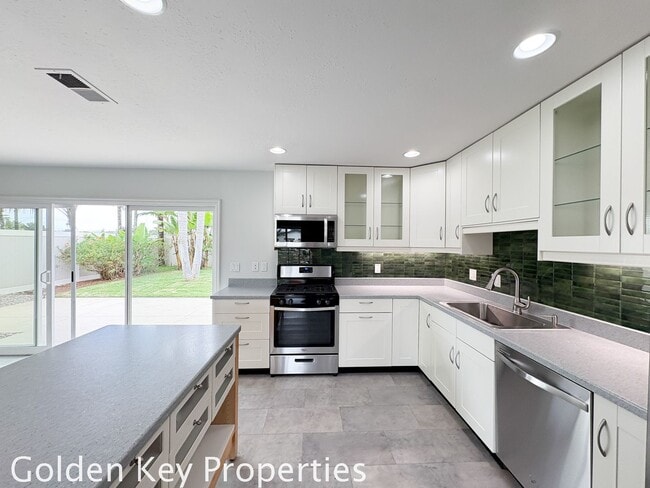 Building Photo - Welcome to this stunning 3-bedroom, 2-bath...