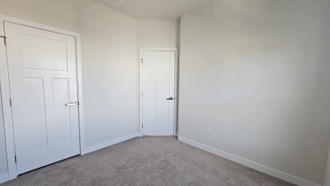 Building Photo - 549 Westport St