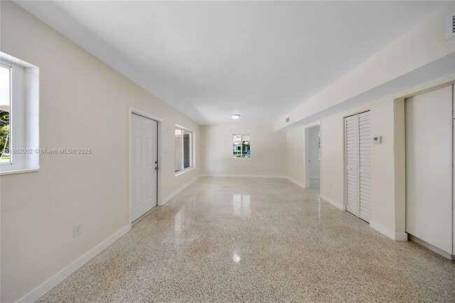 Building Photo - 1096 Raven Ave