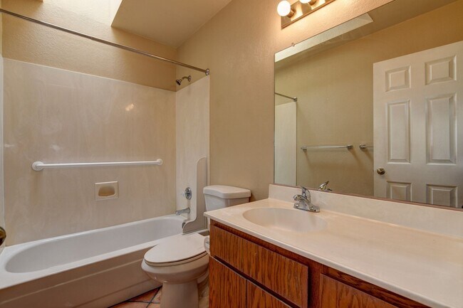 Building Photo - Home in Cliff Rose!