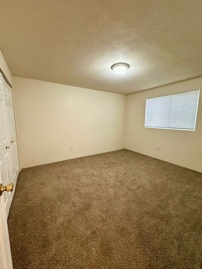 Building Photo - *** $1,000 OFF 1st Month *** Charming Duplex in Redmond, OR! 611 NE Larch!