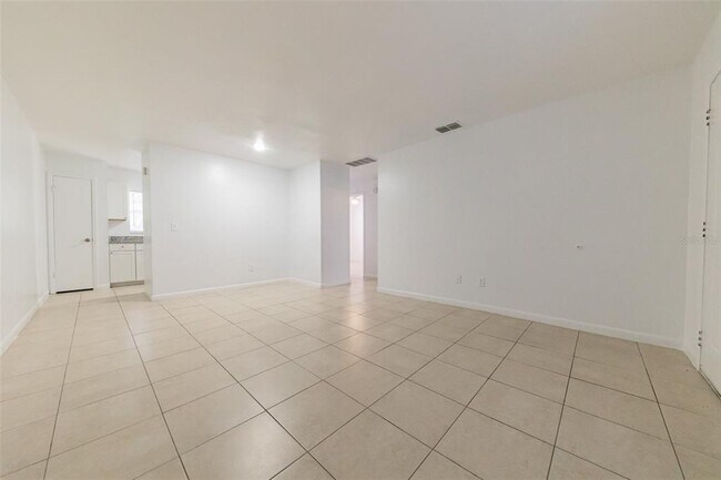 Building Photo - 2218 Leo Dr