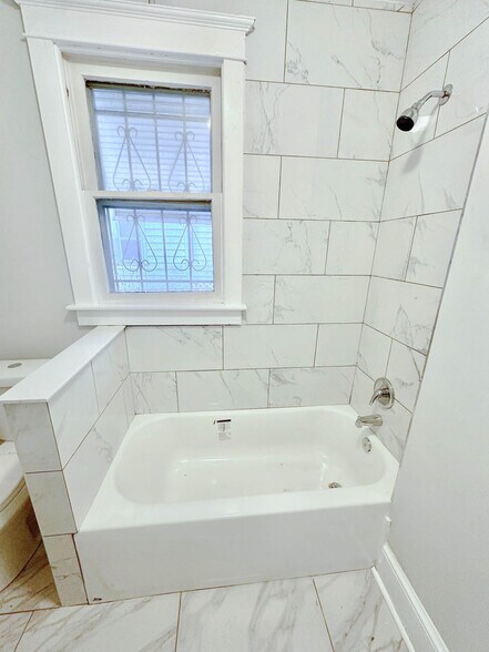 Building Photo - 420 W Chestnut Ave