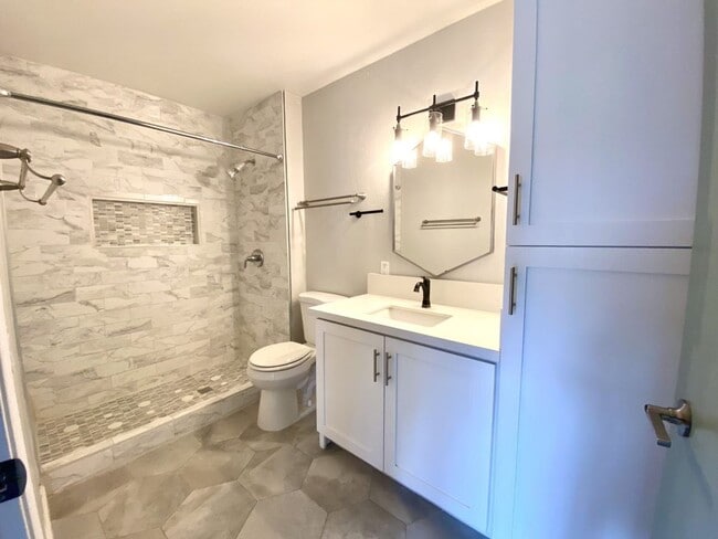 Building Photo - 1 Bedroom, 1 Bathroom condo in Friars Pointe HOA
