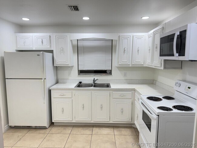 Building Photo - 10821 N Military Trl