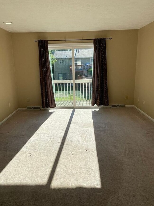 Building Photo - Spacious & Unique Contemporary Home – Perfect for Entertaining and Family Living!