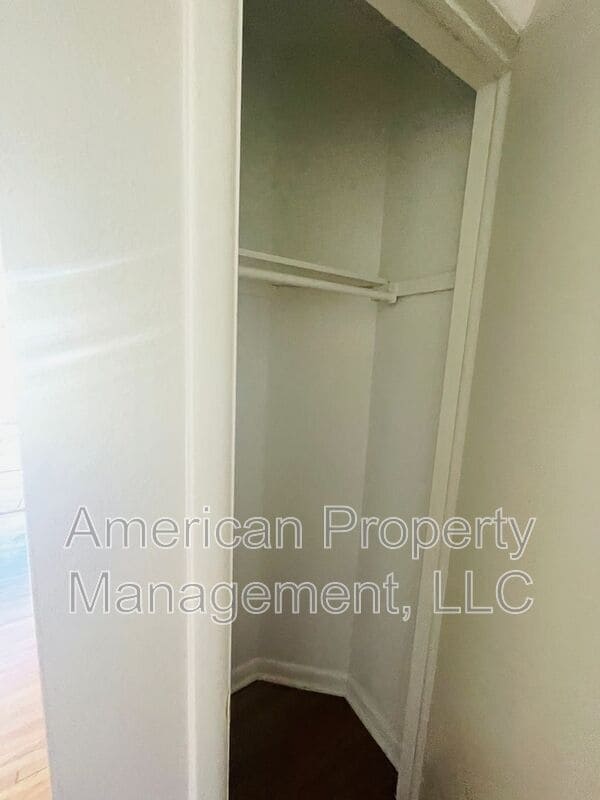 Building Photo - 1110 N Hickory Ave