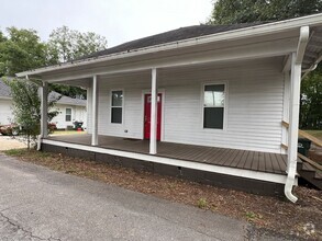 Building Photo - Charming 2 Bedroom Home