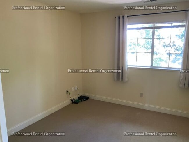 Building Photo - Beautiful Eastside 4 Bedroom, 3 Full baths in quiet neighborhood