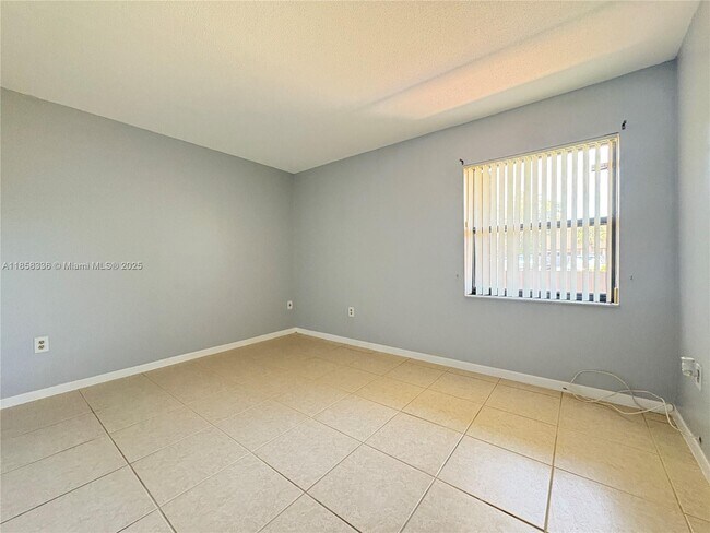 Building Photo - 10431 N Kendall Dr