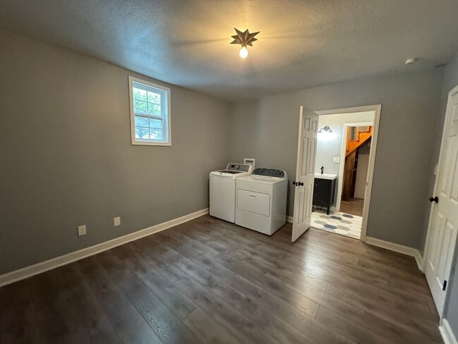 Building Photo - Fountain Square 3 Bed 2 Bath with fenced in backyard