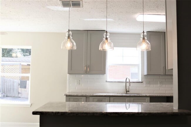 Building Photo - Beautiful 4-bedroom, 2-bath home