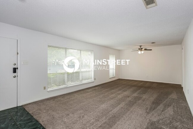 Building Photo - 3 Bedroom Pet-Friendly Home in FORT WORTH, TX with Main Street Renewal