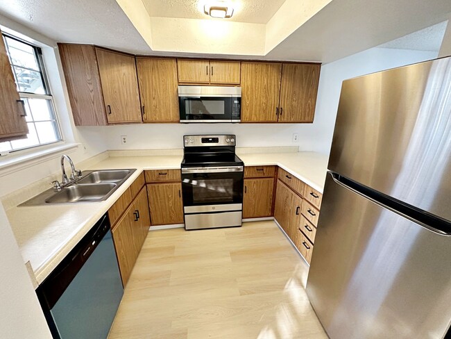 Building Photo - REMODELED 2 BEDROOM CONDO