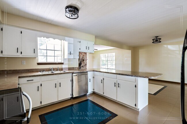 Building Photo - Beautiful Renovated 3 Bedroom/1 Bathroom H...