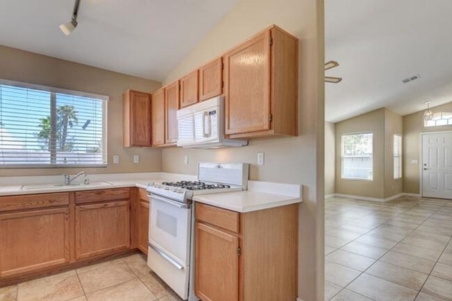 Building Photo - Single Story Gem!