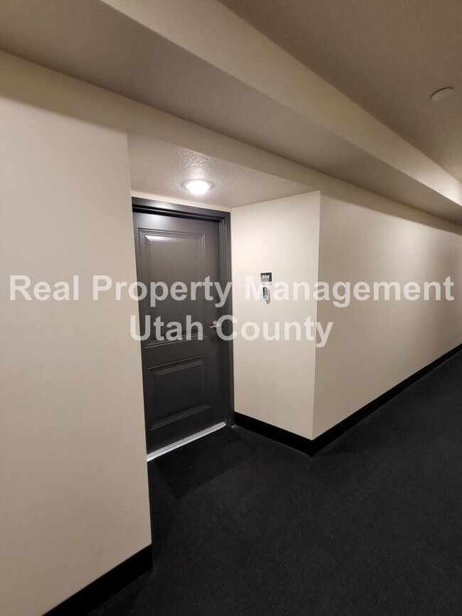 Building Photo - 2244 N Canyon Rd