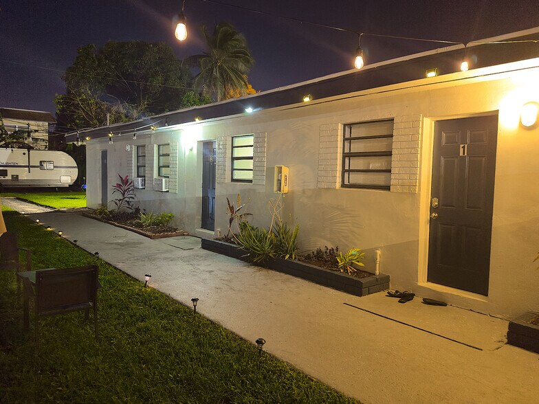 Building Photo - 414 N 60th Way