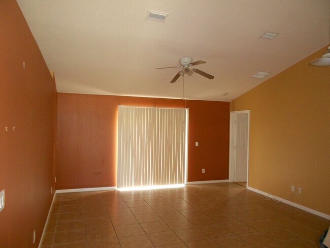 Building Photo - 3/2/2 with home with 1412 living sqft is c...