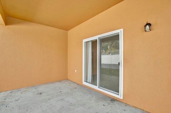 Building Photo - Spacious 4/2 Home with a Large Fenced Backyard and a 2 Car Garage Located in Buena Ventura Lakes ...