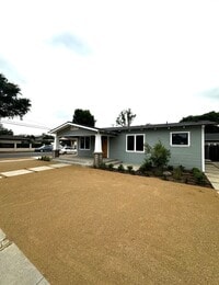 Building Photo - Craftsman Charmer 2 Bedroom 1 1/2 bath (Back yard not included)