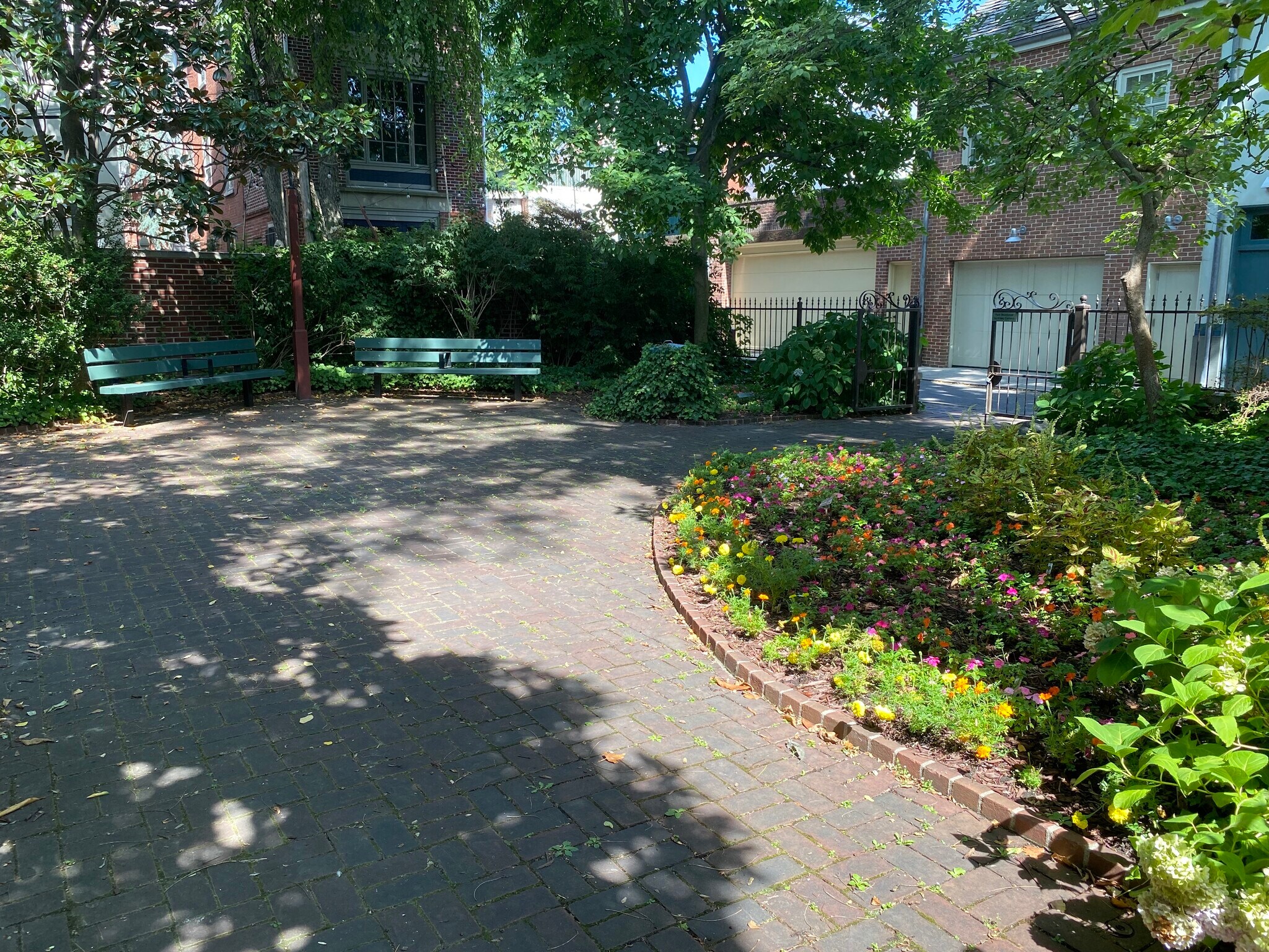 Park 1 min away - 722 Lombard St