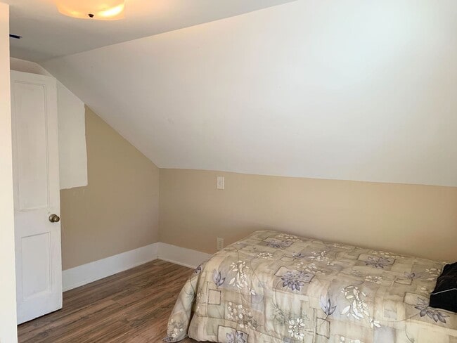 Building Photo - 2 Bed 1 Bath with Attached Garage