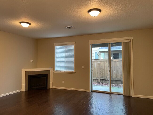 Building Photo - Spacious 3 Bedroom Home with Fenced Yard, Patio, and 2-Car Garage Near Mill Plain.